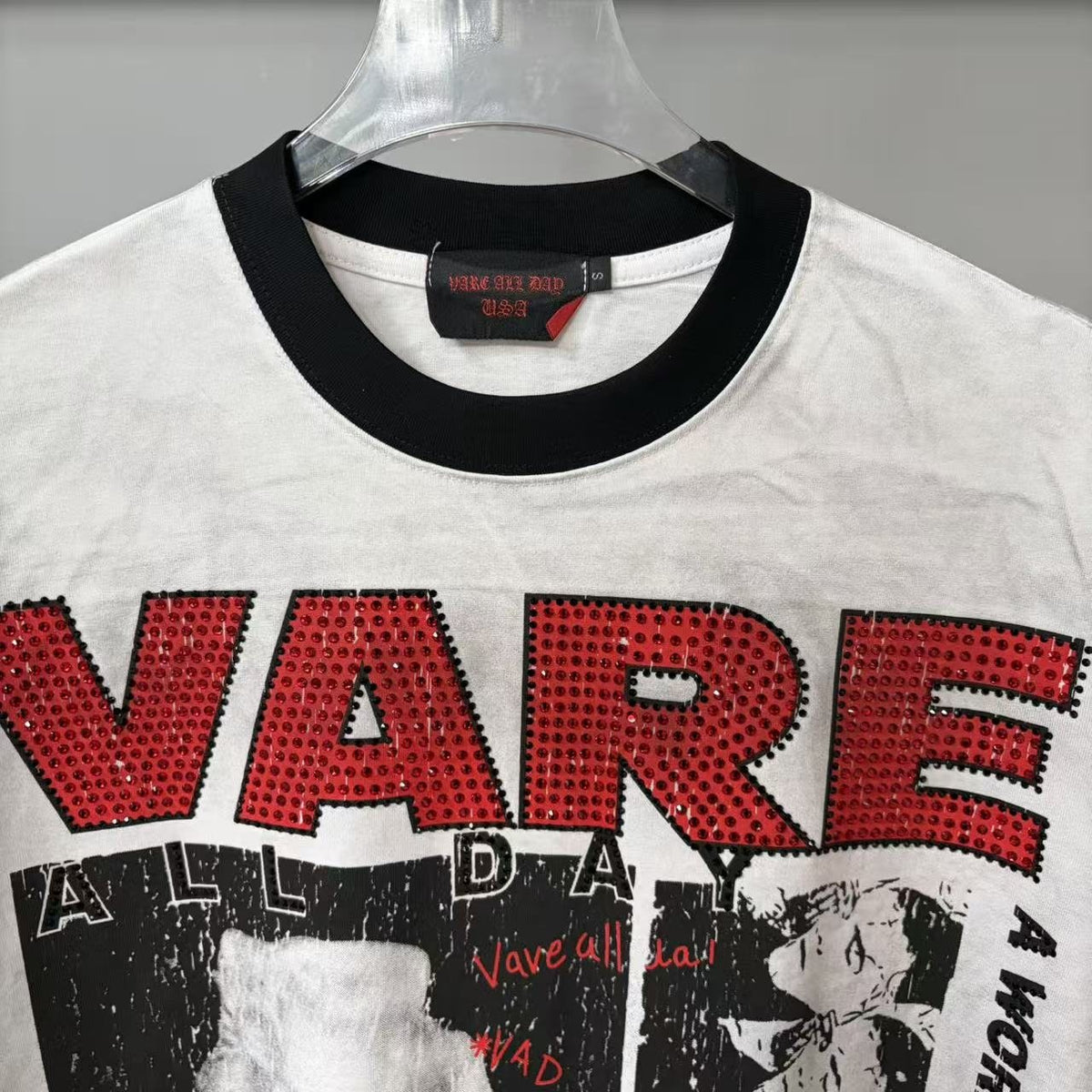 VARE ALL DAY Washed Contrast-Sleeve Graphic T-Shirt
